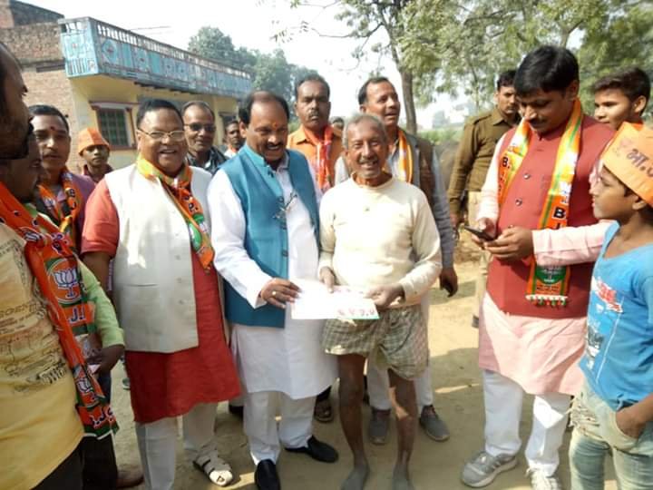 भाजपा कार्यकर्ताओं ने जौनपुर जिले के कई गांवों में पदयात्रा की