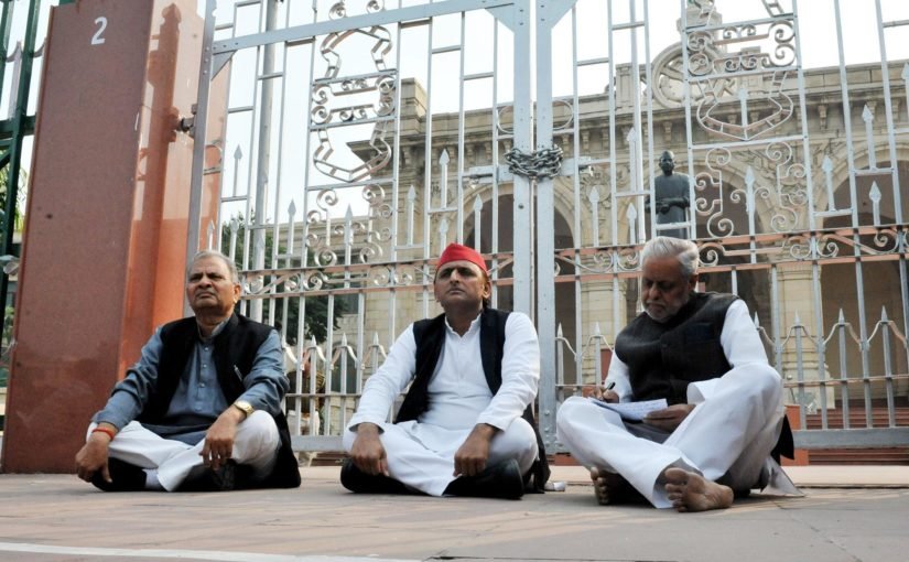 Akhilesh Yadav staged protest against Unnao in front of Lucknow assembly for justice