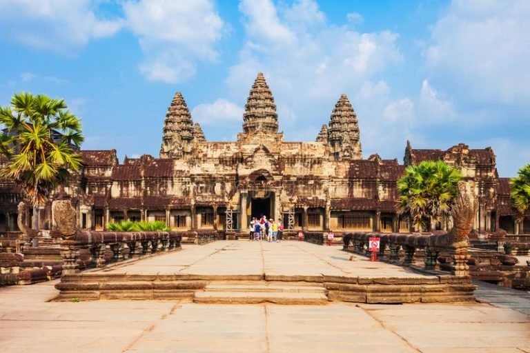 Angkor Wat मंदिर दुनिया का सबसे बड़ा हिन्दू धार्मिक स्मारक है। जाने क्या है खासियत ?